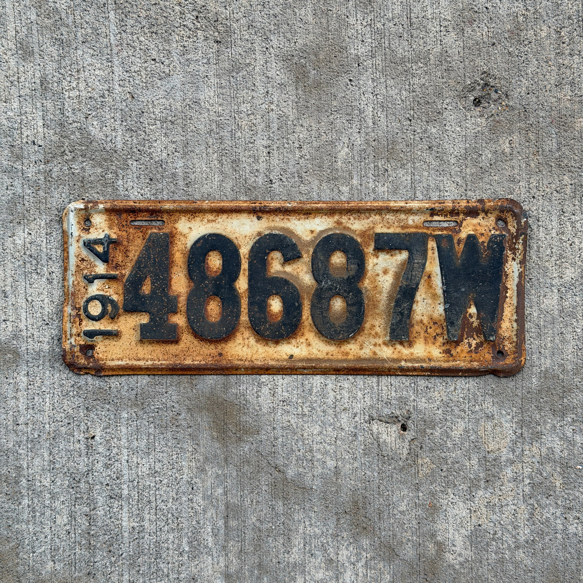 Photo of a 1914 Wisconsin License Plate Auto Tag Garage Decor Vintage 48687 with original patina