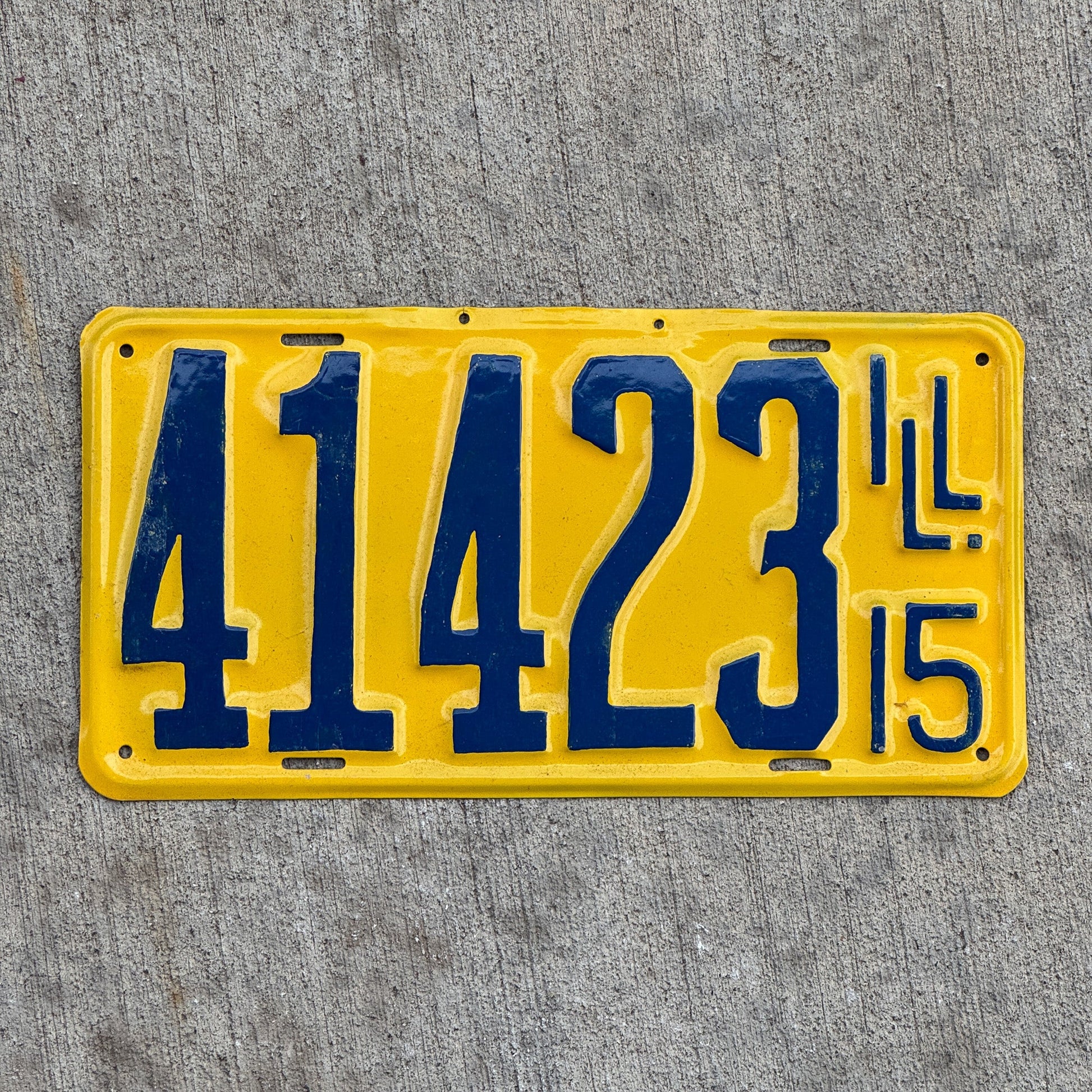 Photo of a 1915 Illinois License Plate Auto Tag Garage Decor Vintage 41423