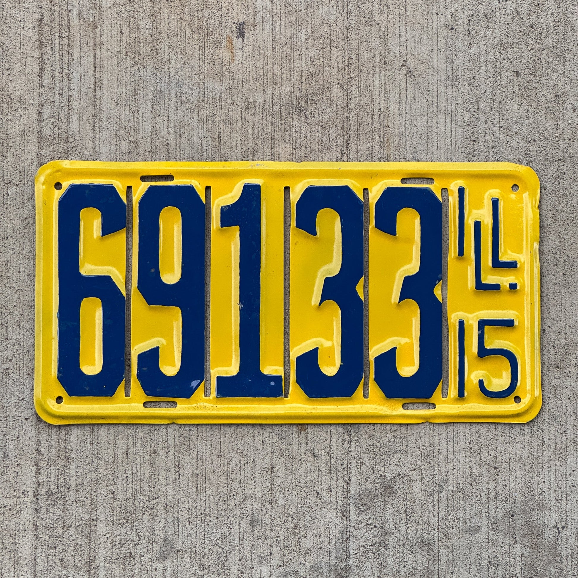 Photo of a 1915 Illinois License Plate Auto Tag Garage Decor Vintage 69133