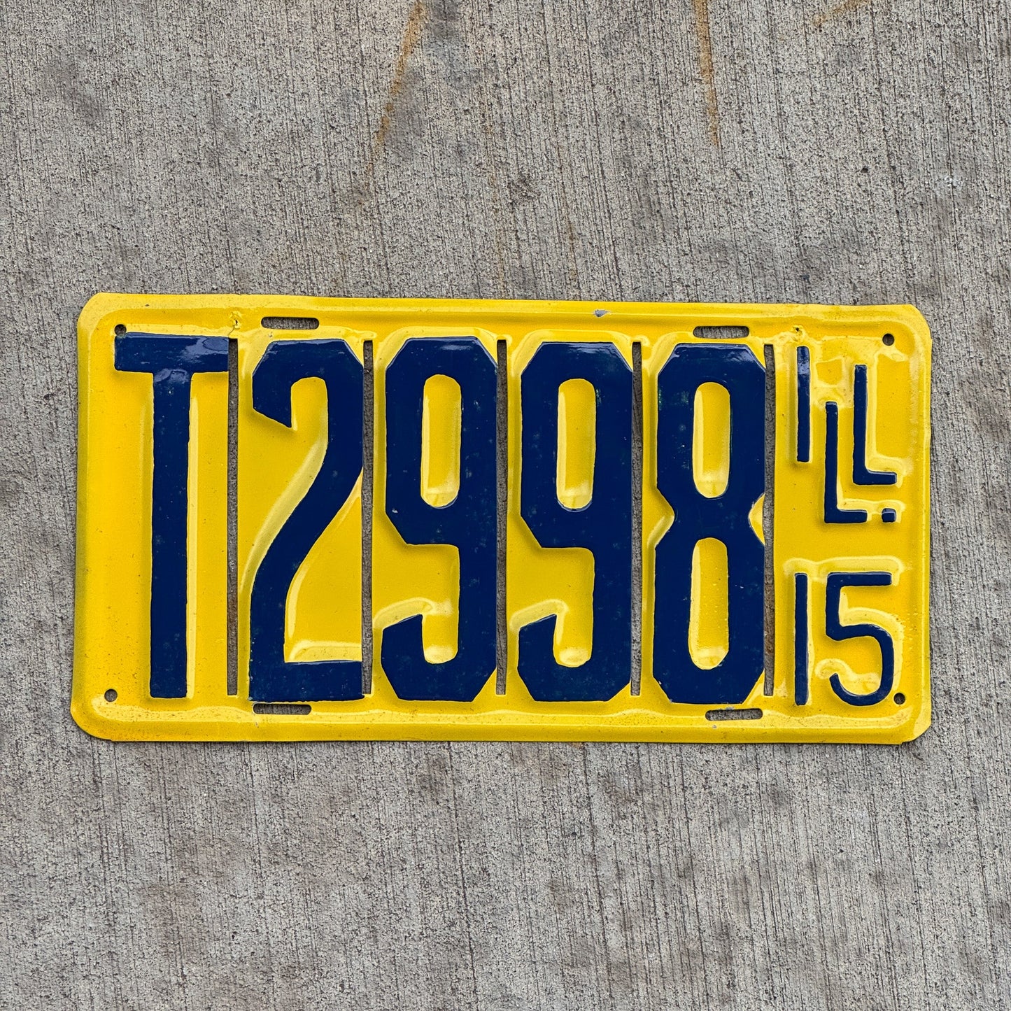 Photo of a 1915 Illinois License Plate Auto Tag Garage Decor Vintage Front plate T 2998