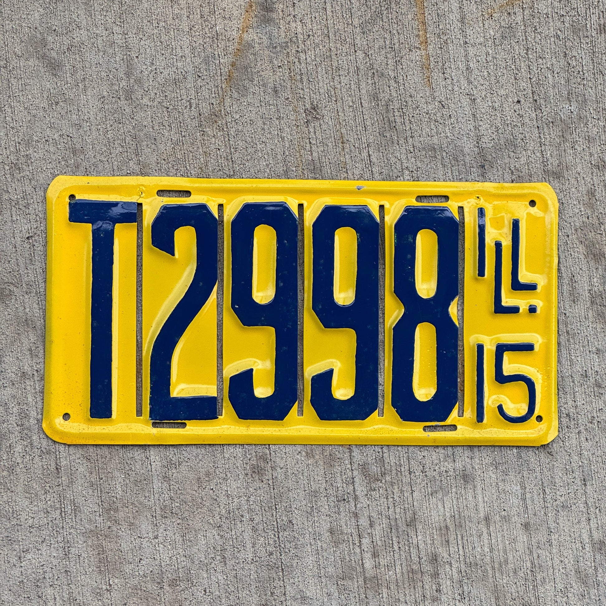 Photo of a 1915 Illinois License Plate Auto Tag Garage Decor Vintage Front plate T 2998