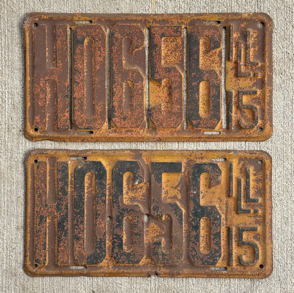 Photo of a 1915 Illinois License Plate Pair Auto Tag Garage Decor Vintage H 0656 with original patina