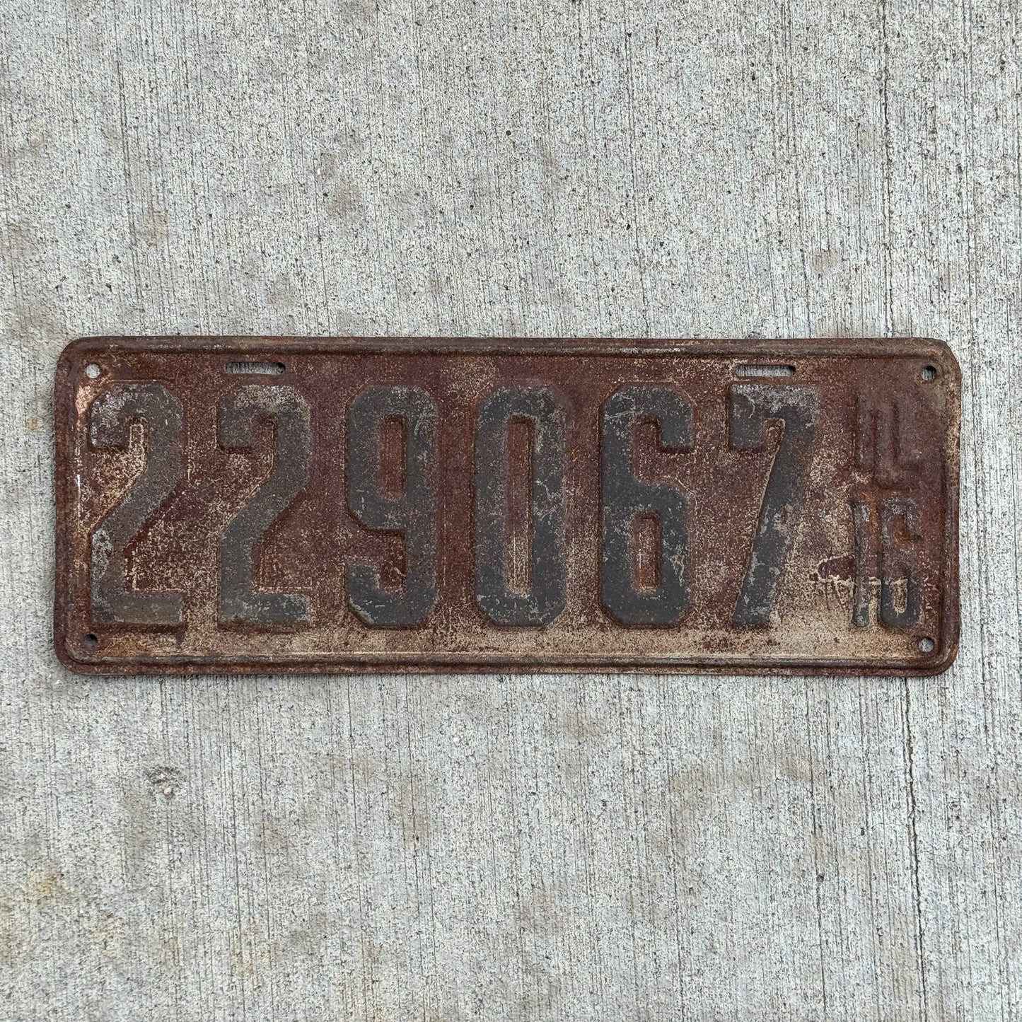 Photo of a 1916 Illinois License Plate Auto Tag Garage Decor Vintage 229067 with original patina