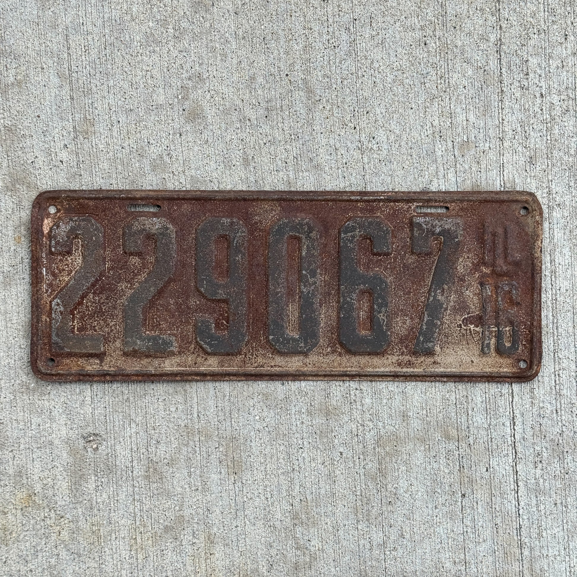 Photo of a 1916 Illinois License Plate Auto Tag Garage Decor Vintage 229067 with original patina
