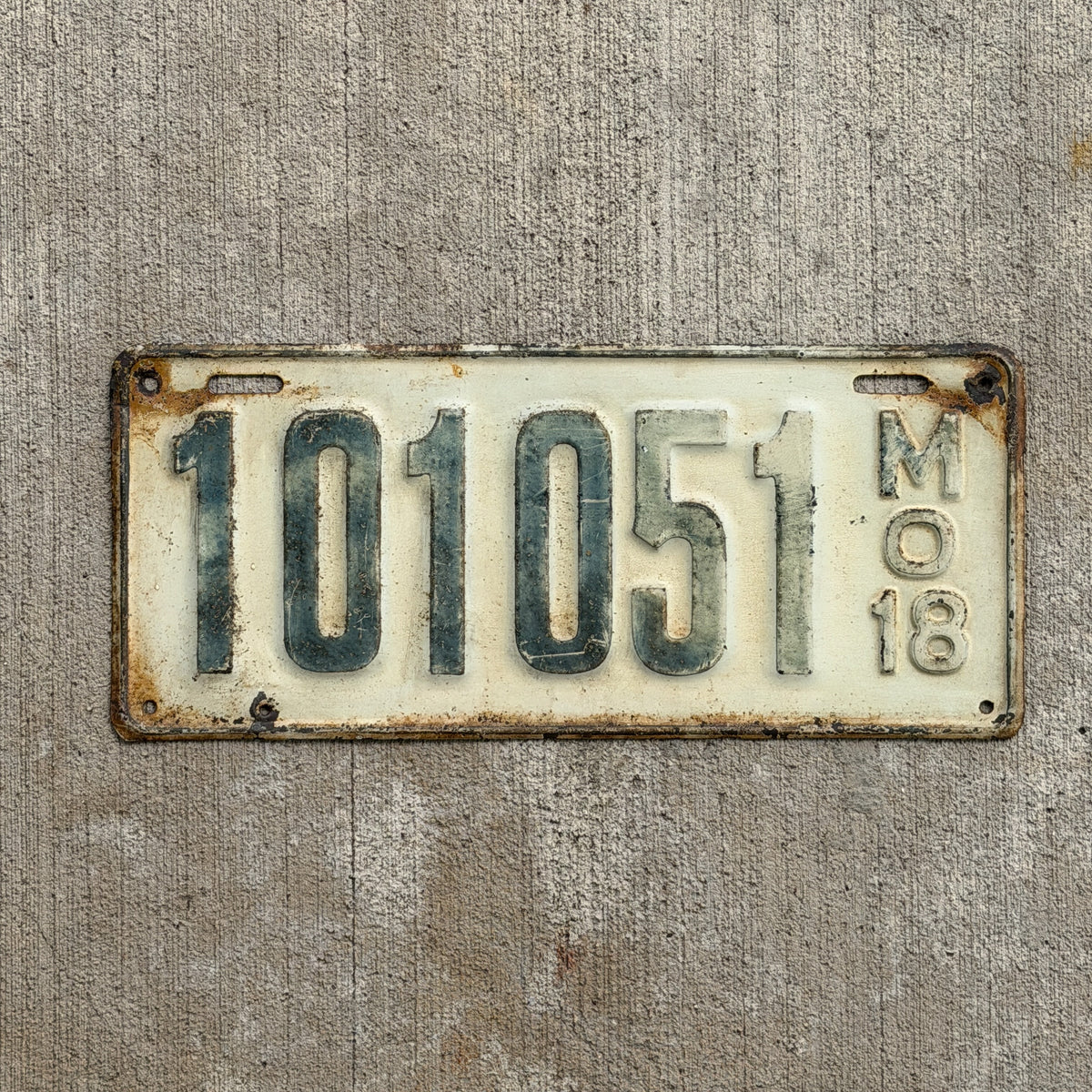 Photo of a 1918 Missouri License Plate Auto Tag Garage Decor Vintage 101051 with original patina