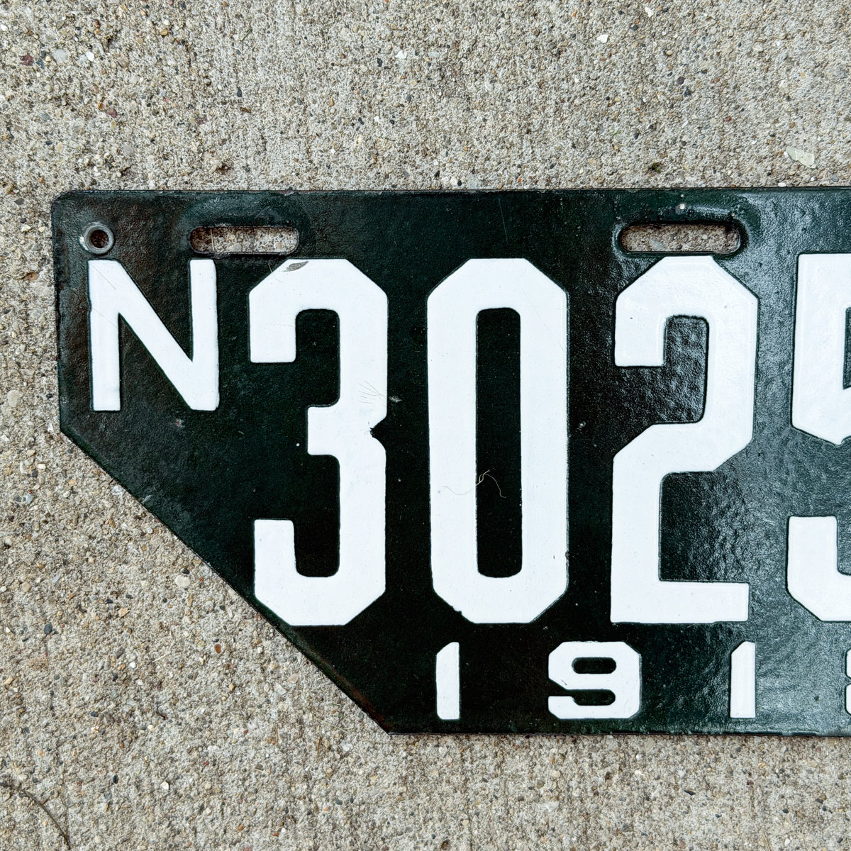 Photo of a 1918 New Hampshire Porcelain Visitor License Plate Auto Tag Garage Decor Vintage Non Resident High Quality 30255 with original patina