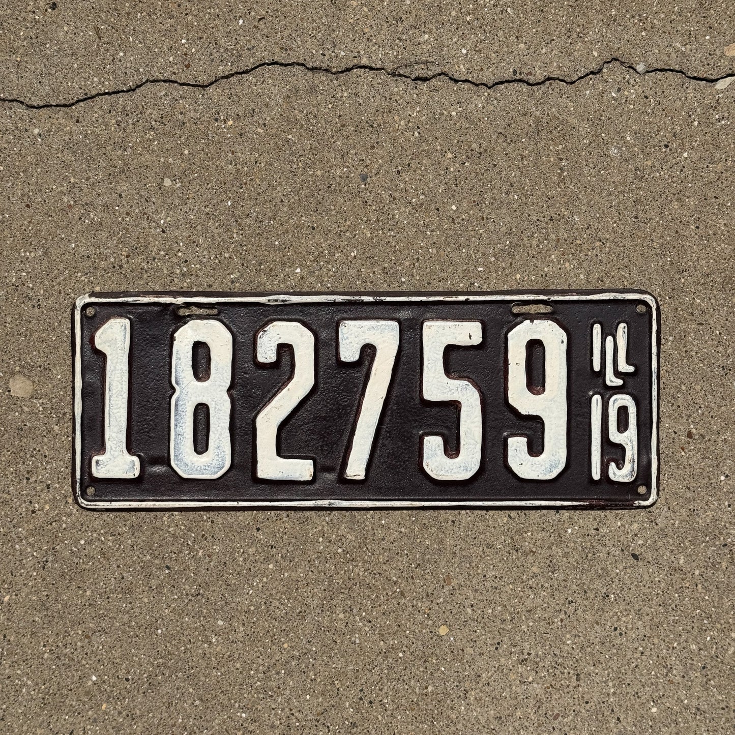 Photo of a 1919 Illinois License Plate Auto Tag Garage Decor Vintage 182759