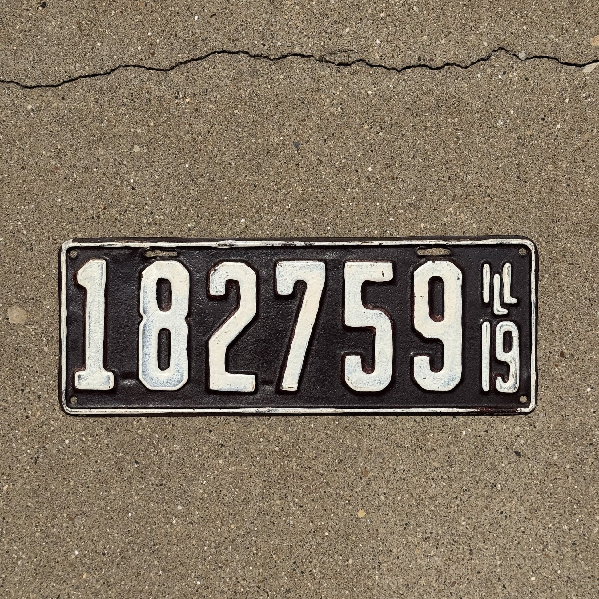Photo of a 1919 Illinois License Plate Auto Tag Garage Decor Vintage 182759