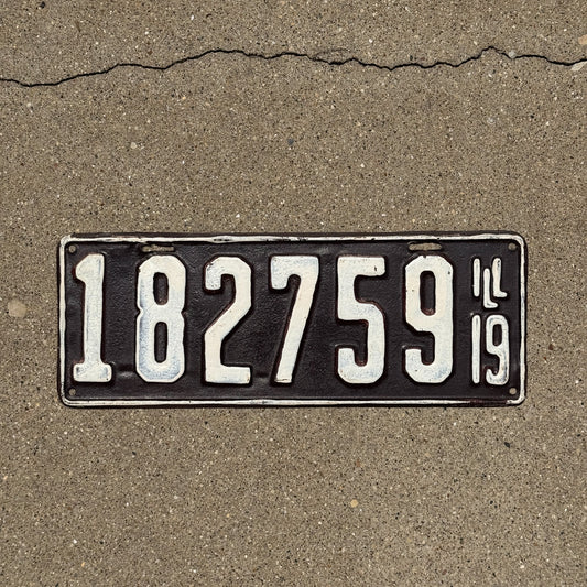 Photo of a 1919 Illinois License Plate Auto Tag Garage Decor Vintage 182759