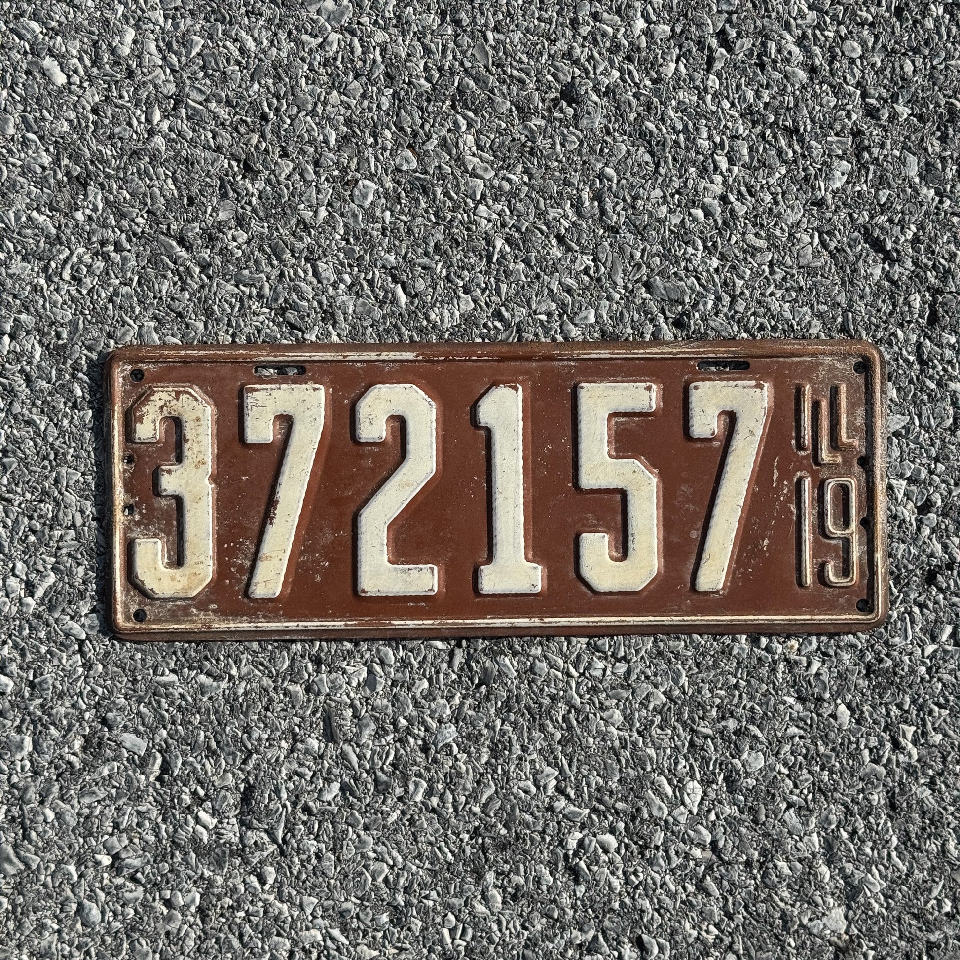 Photo of a 1919 Illinois License Plate Auto Tag Garage Decor Vintage 372157