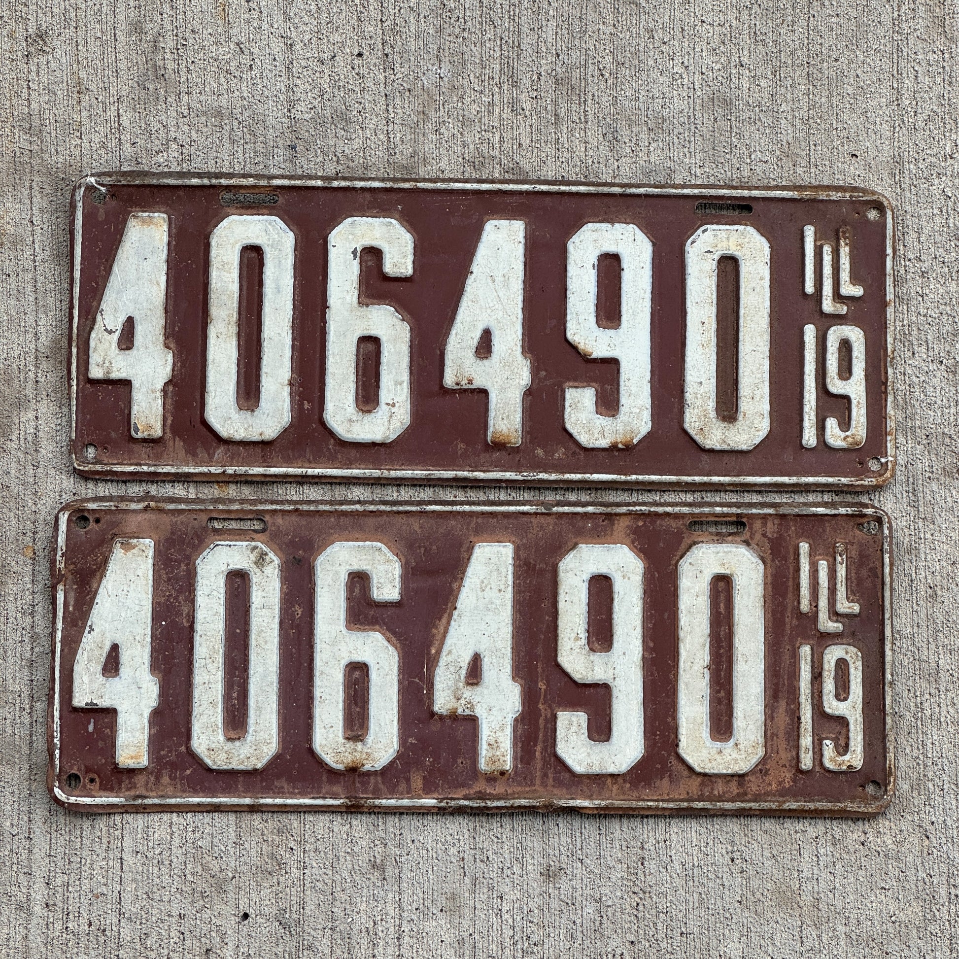 Photo of a 1919 Illinois License Plate Pair Auto Tag Garage Decor Vintage 406490 with original patina