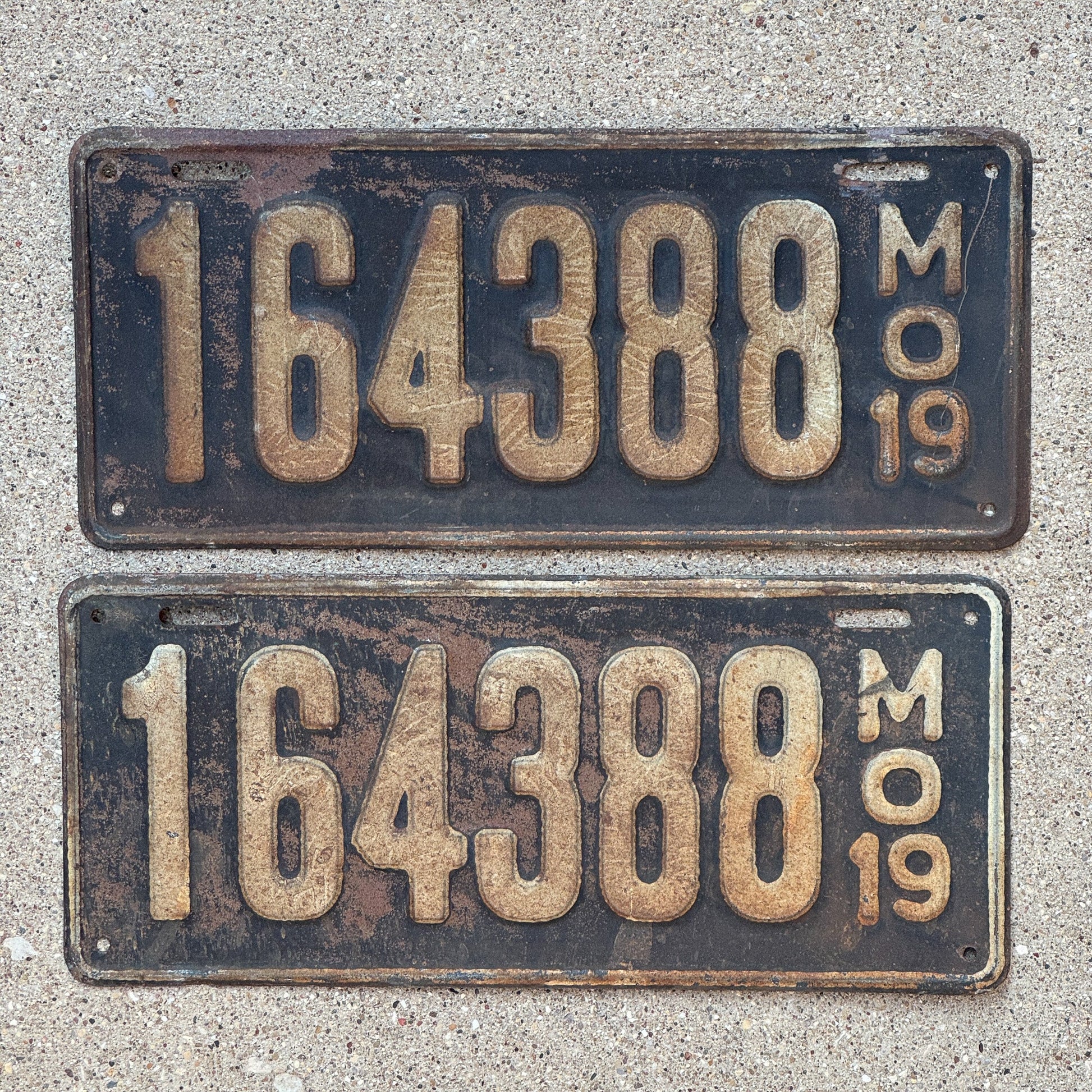 Photo of a 1919 Missouri License Plate Pair Auto Tag Garage Decor Vintage 164388