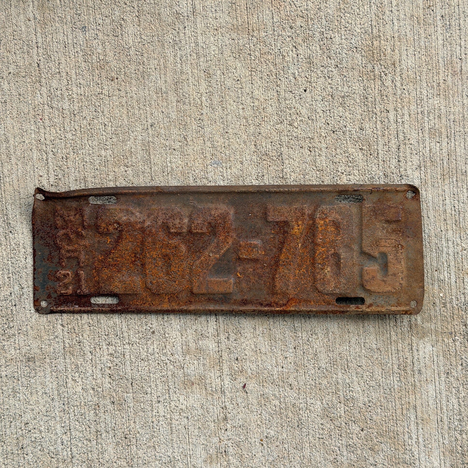 Photo of a 1921 Michigan License Plate Auto Tag Garage Decor Vintage 262 785 with original patina