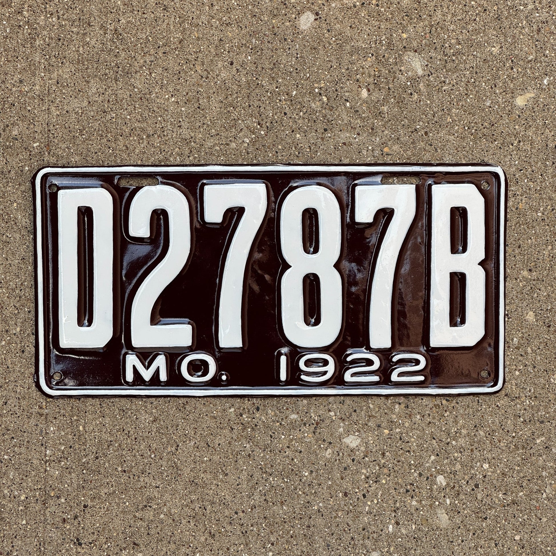 Photo of a 1922 Missouri Dealer License Plate Auto Tag Garage Decor Vintage D 2787 B with original patina