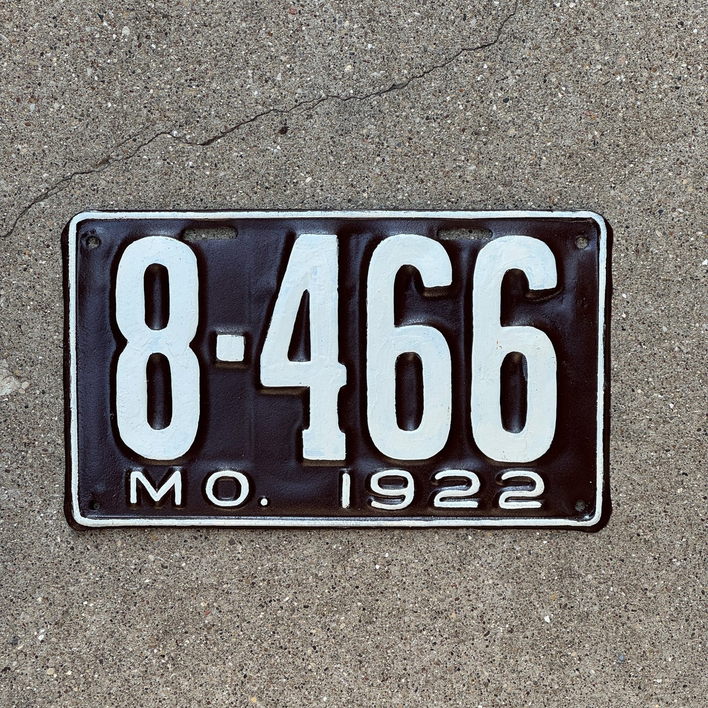 Photo of a 1922 Missouri License Plate Auto Tag Garage Decor Vintage Four Digit 8466