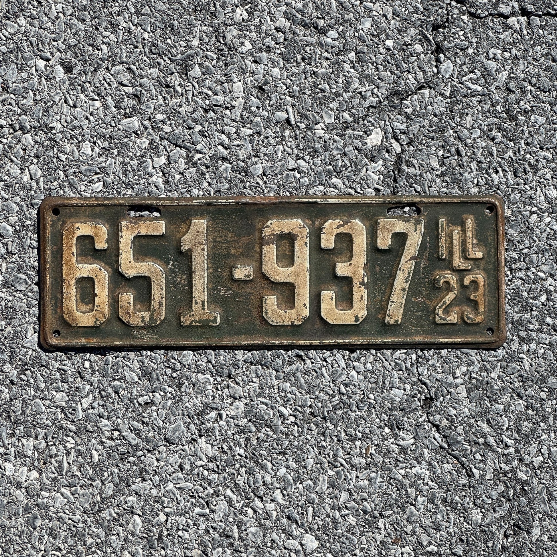 Photo of a 1923 Illinois License Plate Auto Tag Garage Decor Vintage 651 937