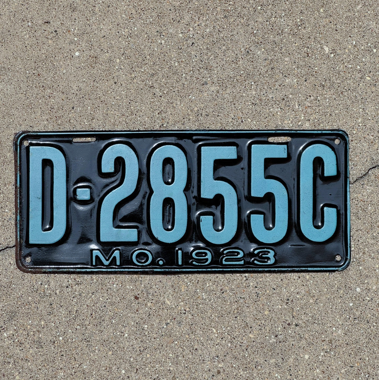 Photo of a 1923 Missouri Dealer License Plate Auto Tag Garage Decor Vintage D 2855 C with original patina