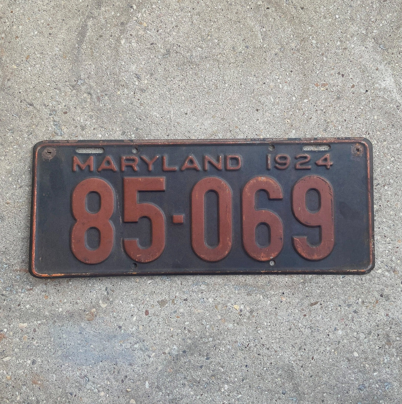 Photo of a 1924 Maryland License Plate Auto Tag Garage Decor Vintage 85 069 with original patina