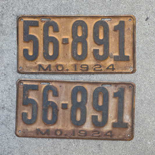 Photo of a 1924 Missouri License Plate Pair Auto Tag Garage Decor Vintage 56 891