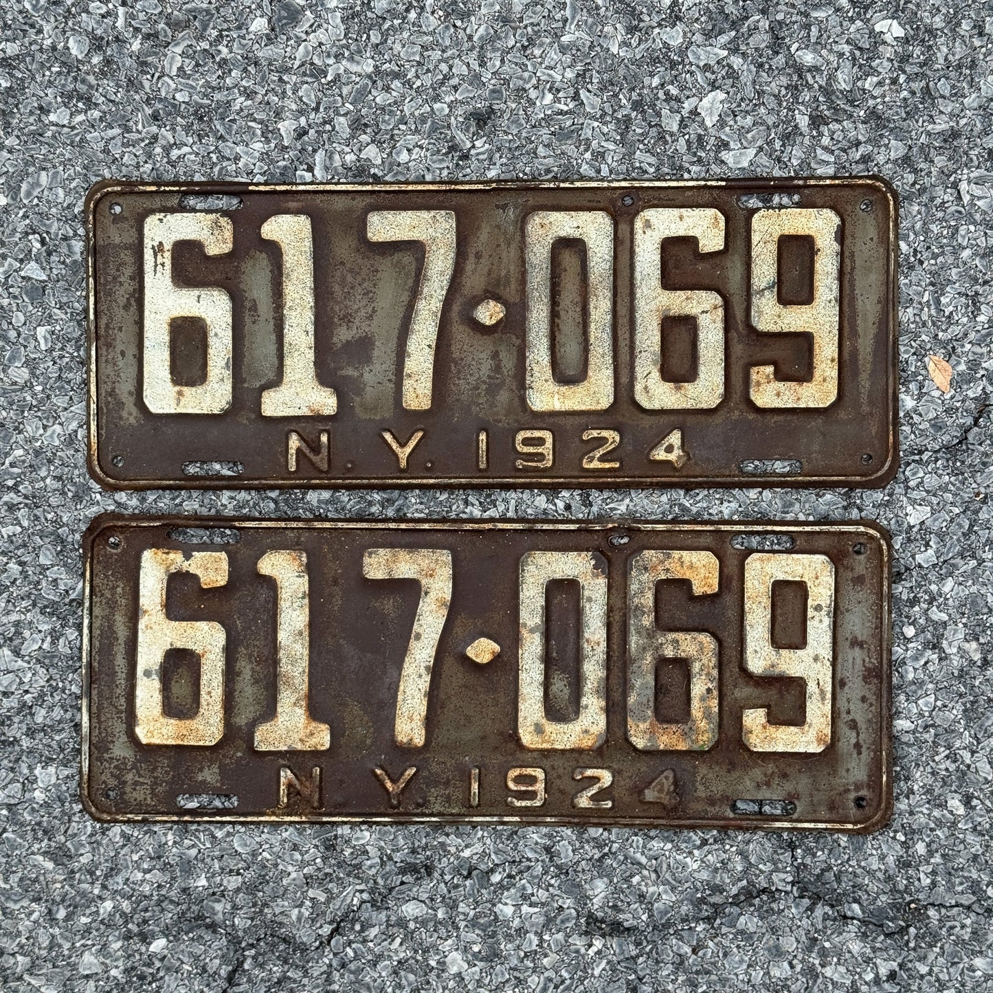 Photo of a 1924 New York License Plate Pair Auto Tag Garage Decor Vintage 617 069
