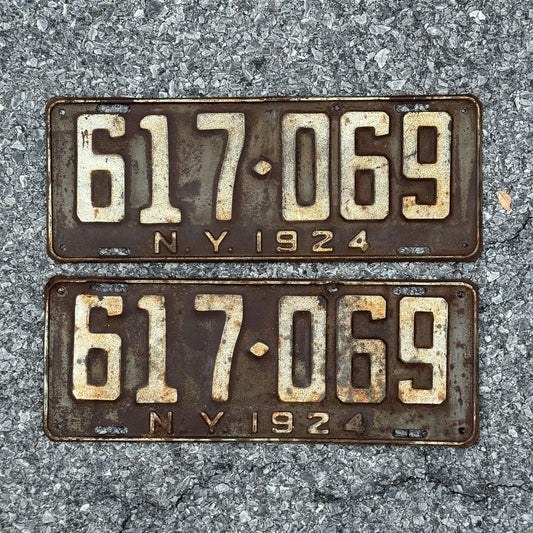 Photo of a 1924 New York License Plate Pair Auto Tag Garage Decor Vintage 617 069