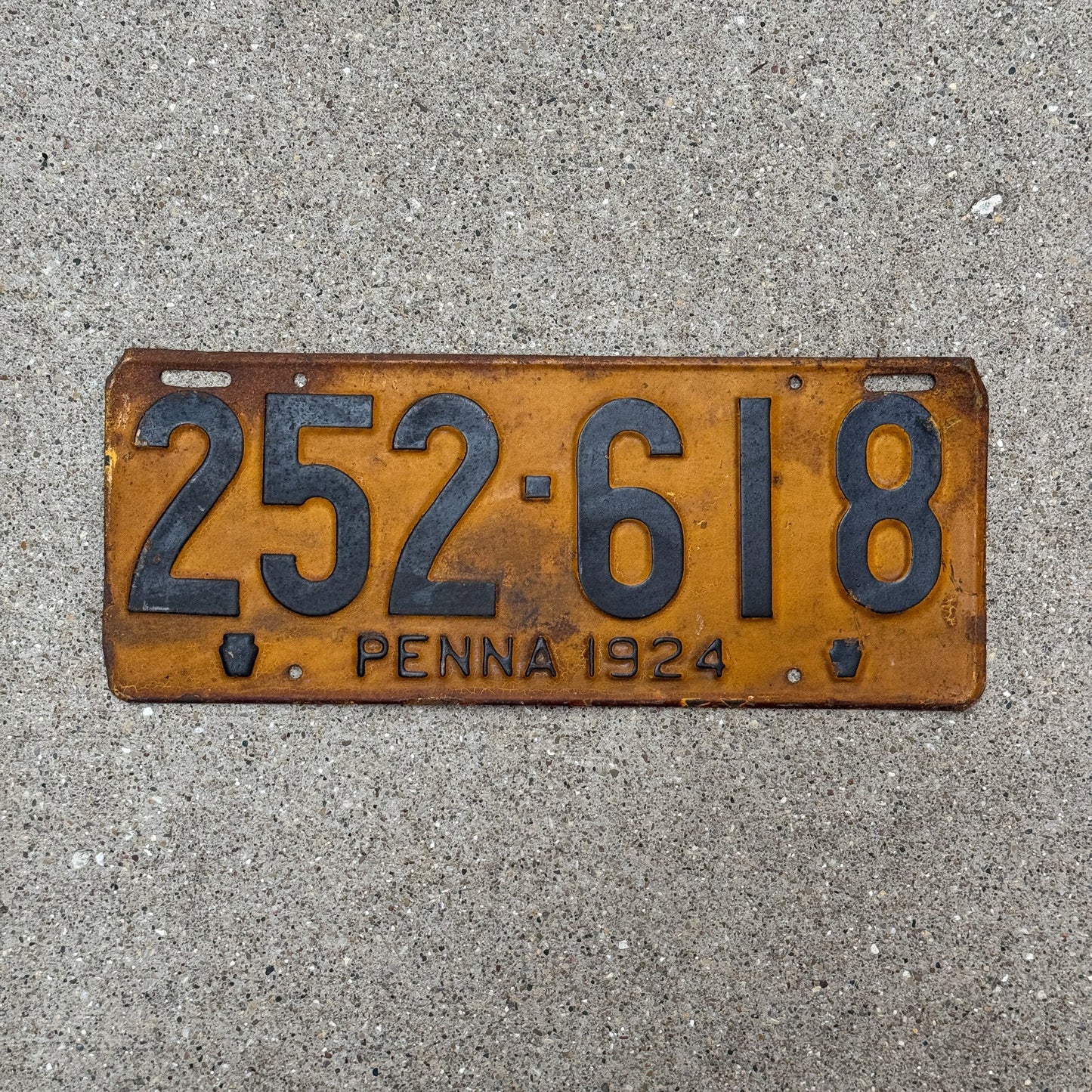 Photo of a 1924 Pennsylvania License Plate Auto Tag Garage Decor Vintage 252 618