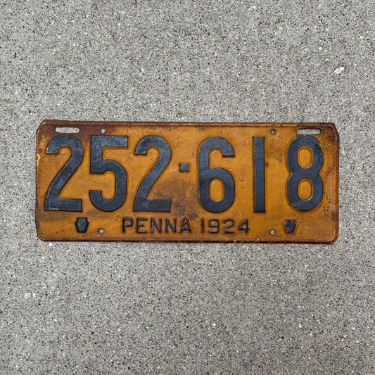 Photo of a 1924 Pennsylvania License Plate Auto Tag Garage Decor Vintage 252 618