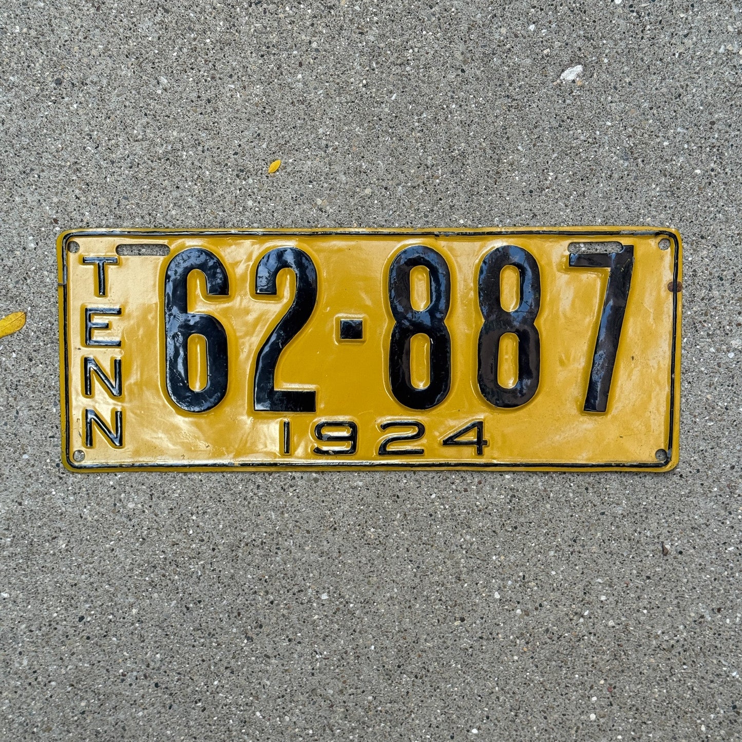 Photo of a 1924 Tennessee License Plate Auto Tag Garage Decor Vintage 62 887