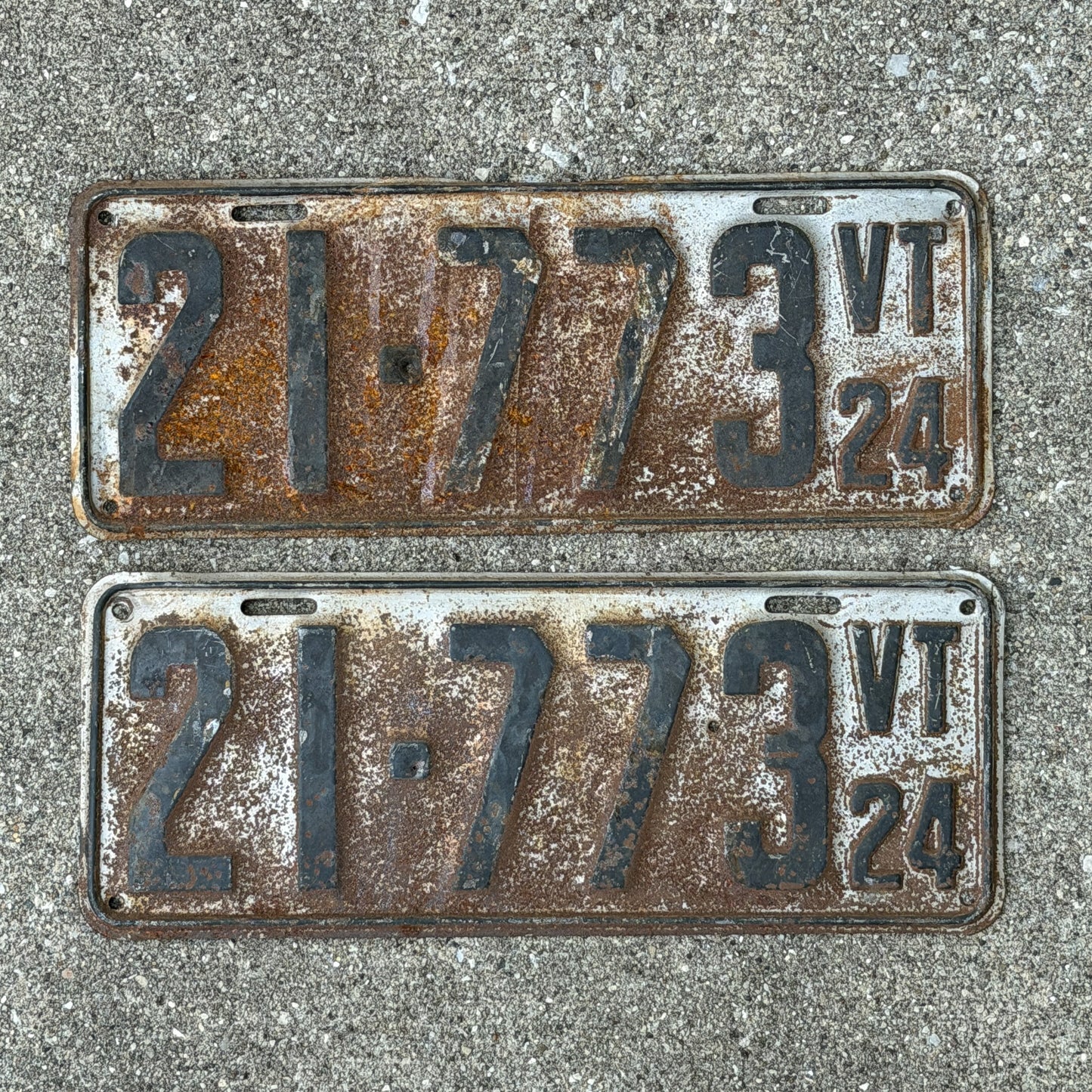 Photo of a 1924 Vermont License Plate Pair Auto Tag Garage Decor Vintage 21 773 with original patina