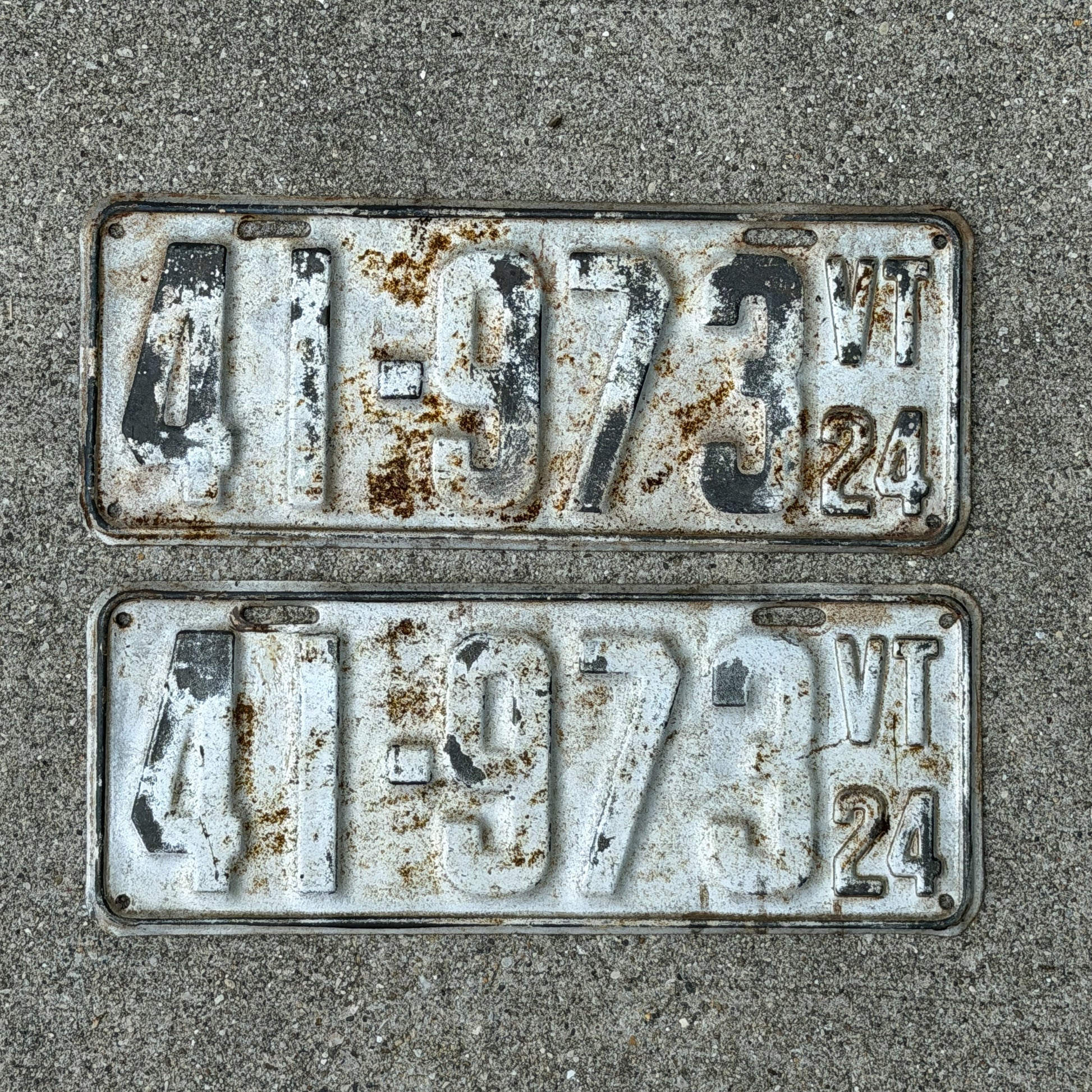 Photo of a 1924 Vermont License Plate Pair Auto Tag Garage Decor Vintage 41 973 with original patina