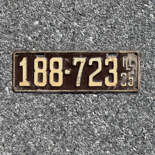 Photo of a 1925 Illinois License Plate Auto Tag Garage Decor Vintage 188 723
