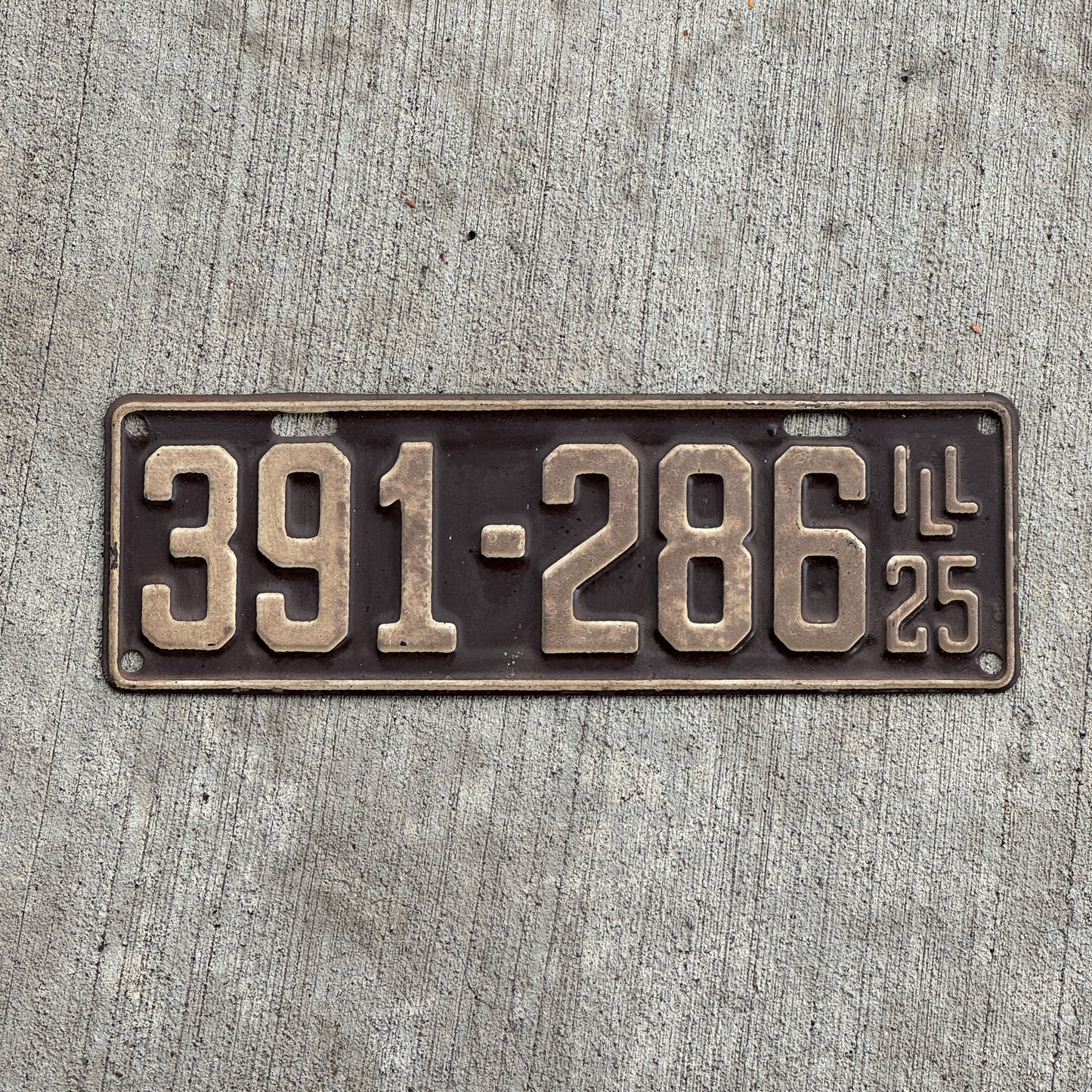 Photo of a 1925 Illinois License Plate Auto Tag Garage Decor Vintage 391 286 with original patina