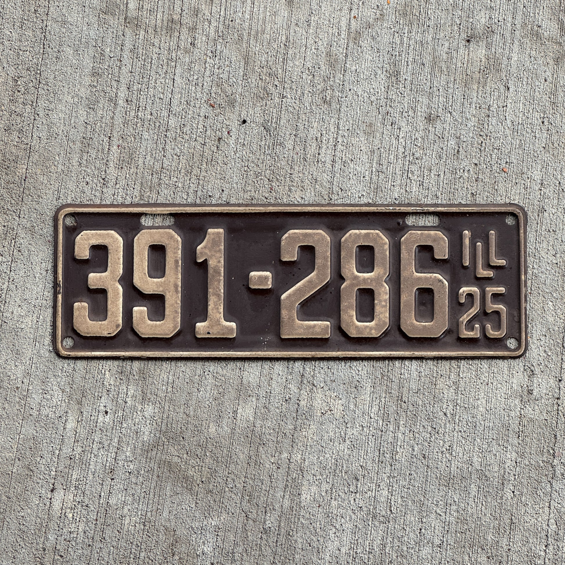 Photo of a 1925 Illinois License Plate Auto Tag Garage Decor Vintage 391 286 with original patina