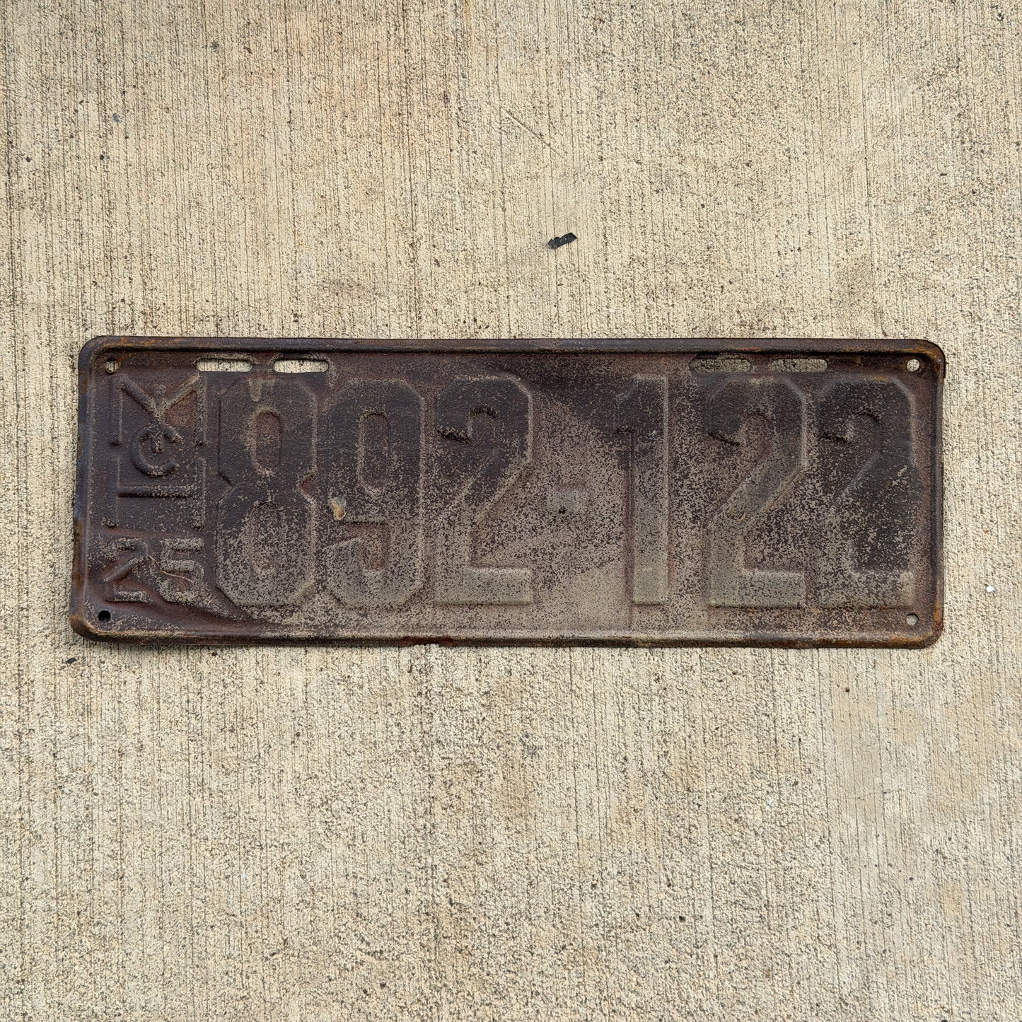 Photo of a 1925 Michigan License Plate Auto Tag Garage Decor Vintage 892 122 with original patina