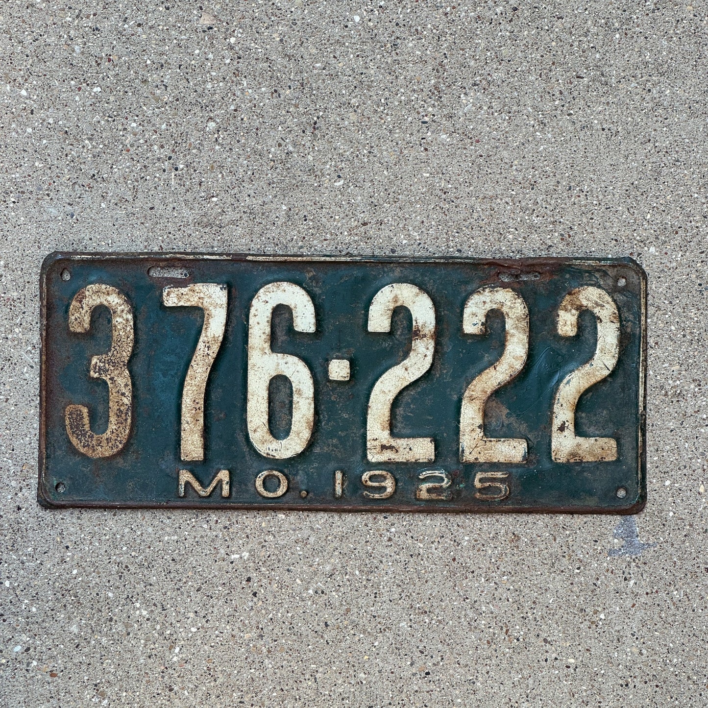 Photo of a 1925 Missouri License Plate Auto Tag Garage Decor Vintage Repeat Repeating 376 222