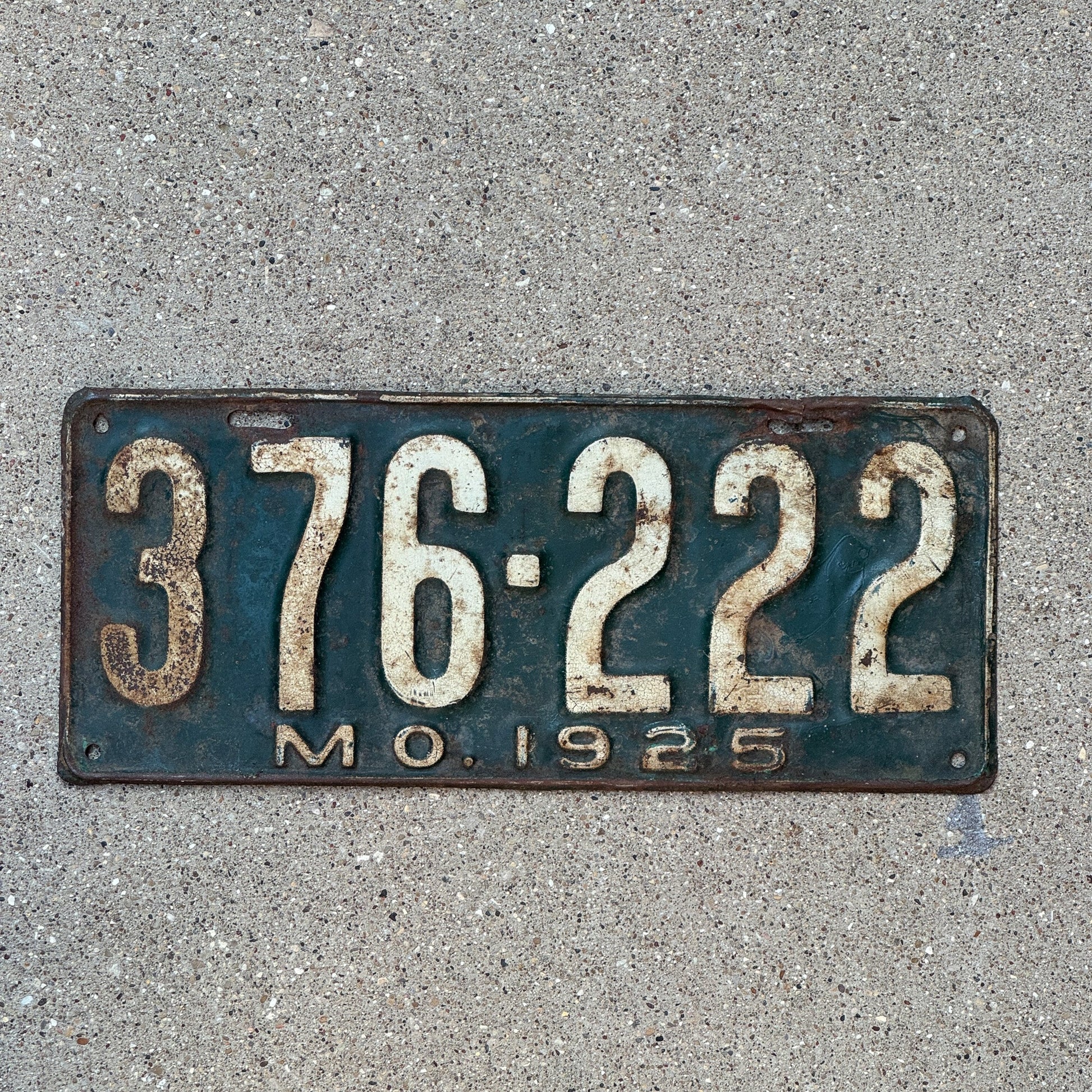 Photo of a 1925 Missouri License Plate Auto Tag Garage Decor Vintage Repeat Repeating 376 222