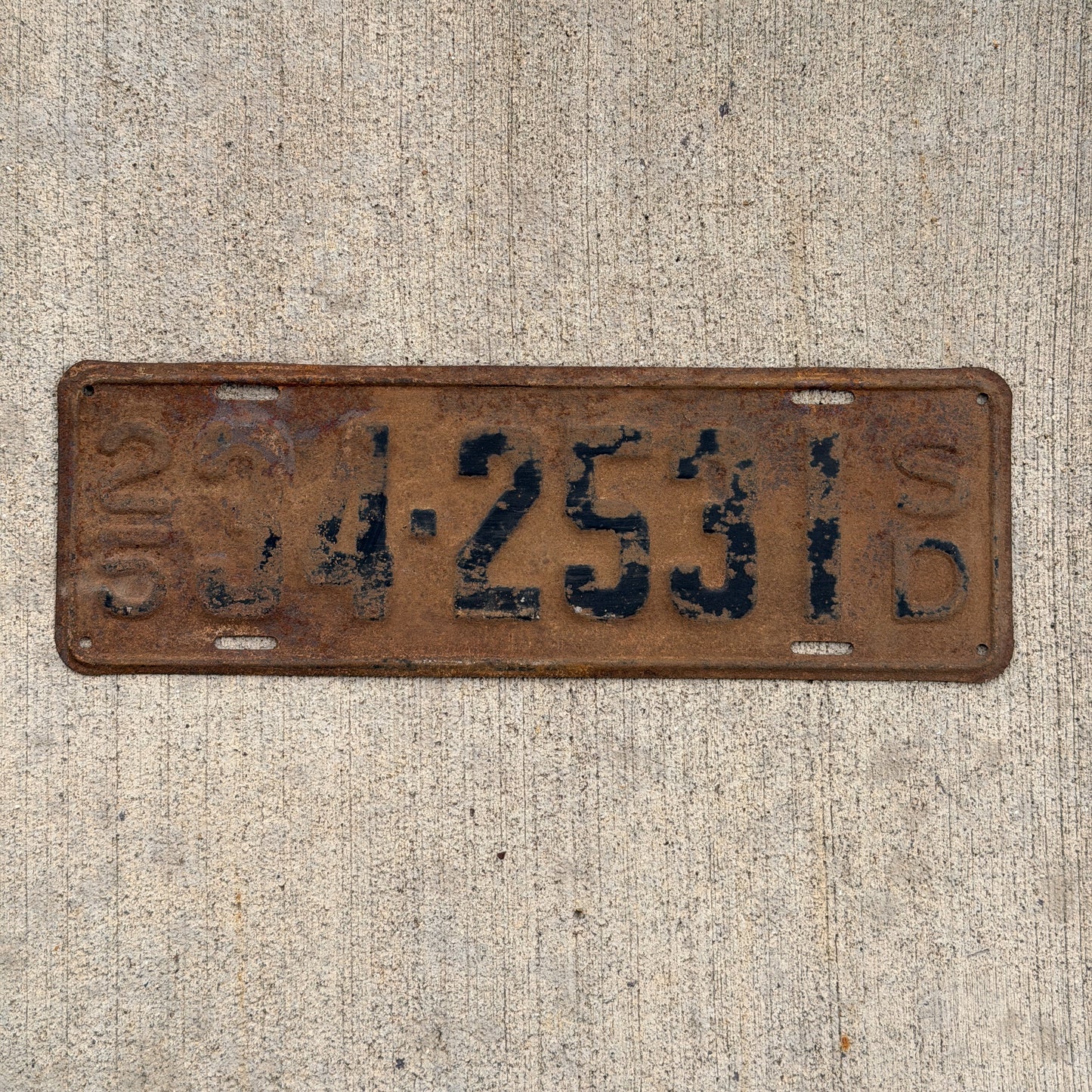 Photo of a 1925 South Dakota License Plate Auto Tag Garage Decor Vintage 34 2531 with original patina
