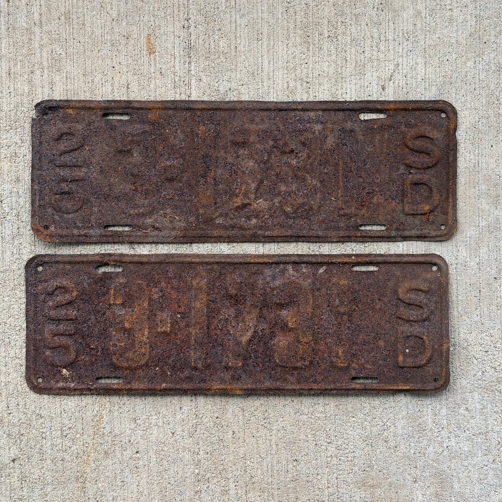 Photo of a 1925 South Dakota License Plate Pair Auto Tag Garage Decor Vintage 3 1731 with original patina