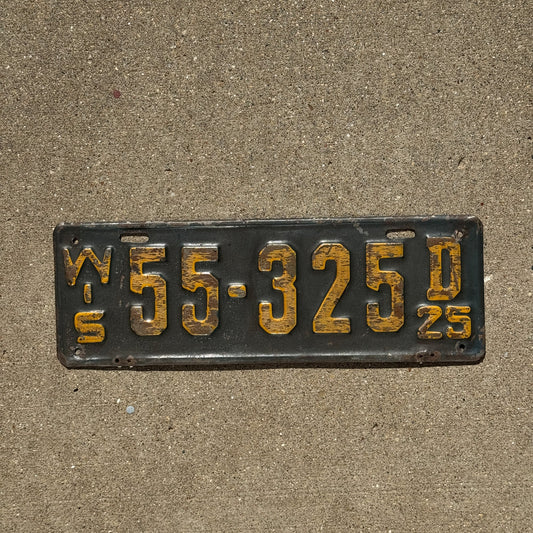 Photo of a 1925 Wisconsin License Plate Auto Tag Garage Decor Vintage 55 325