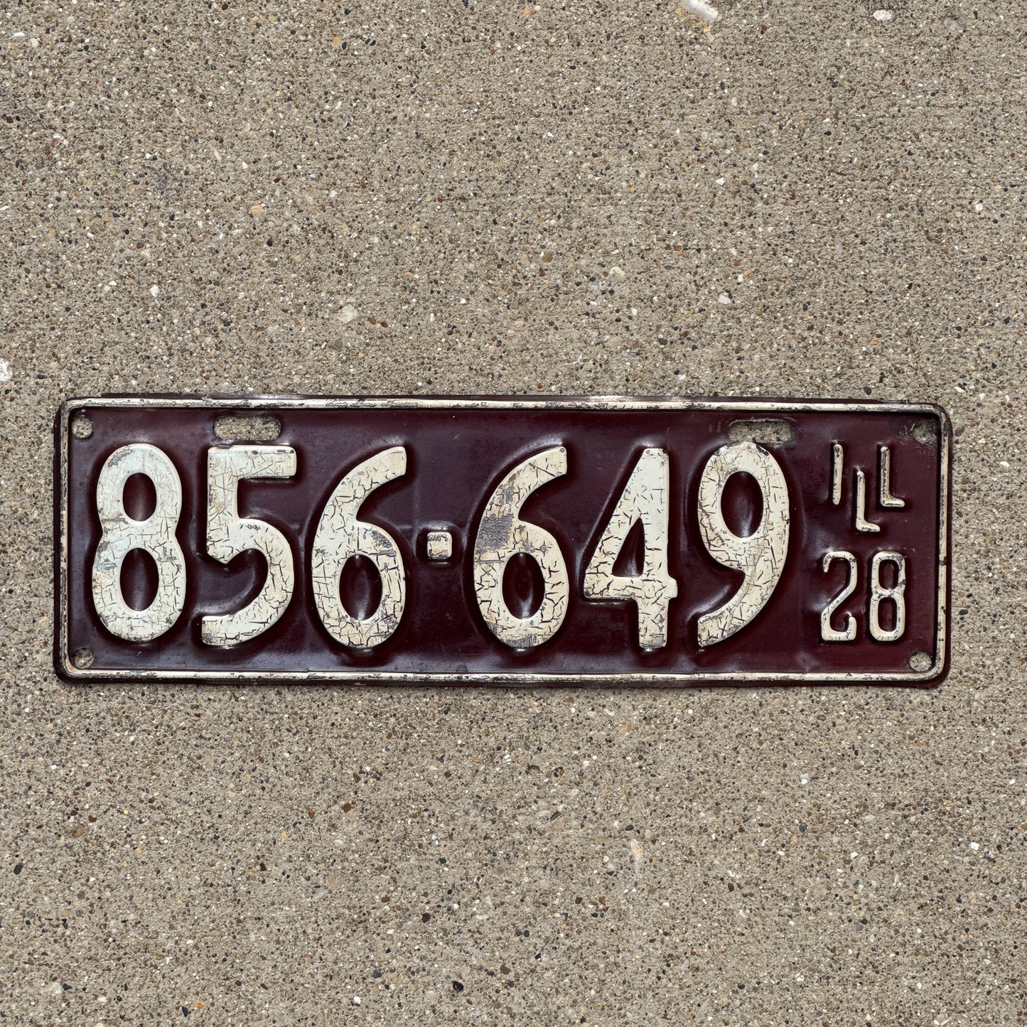 Photo of a 1928 Illinois License Plate Auto Tag Garage Decor Vintage 856 649