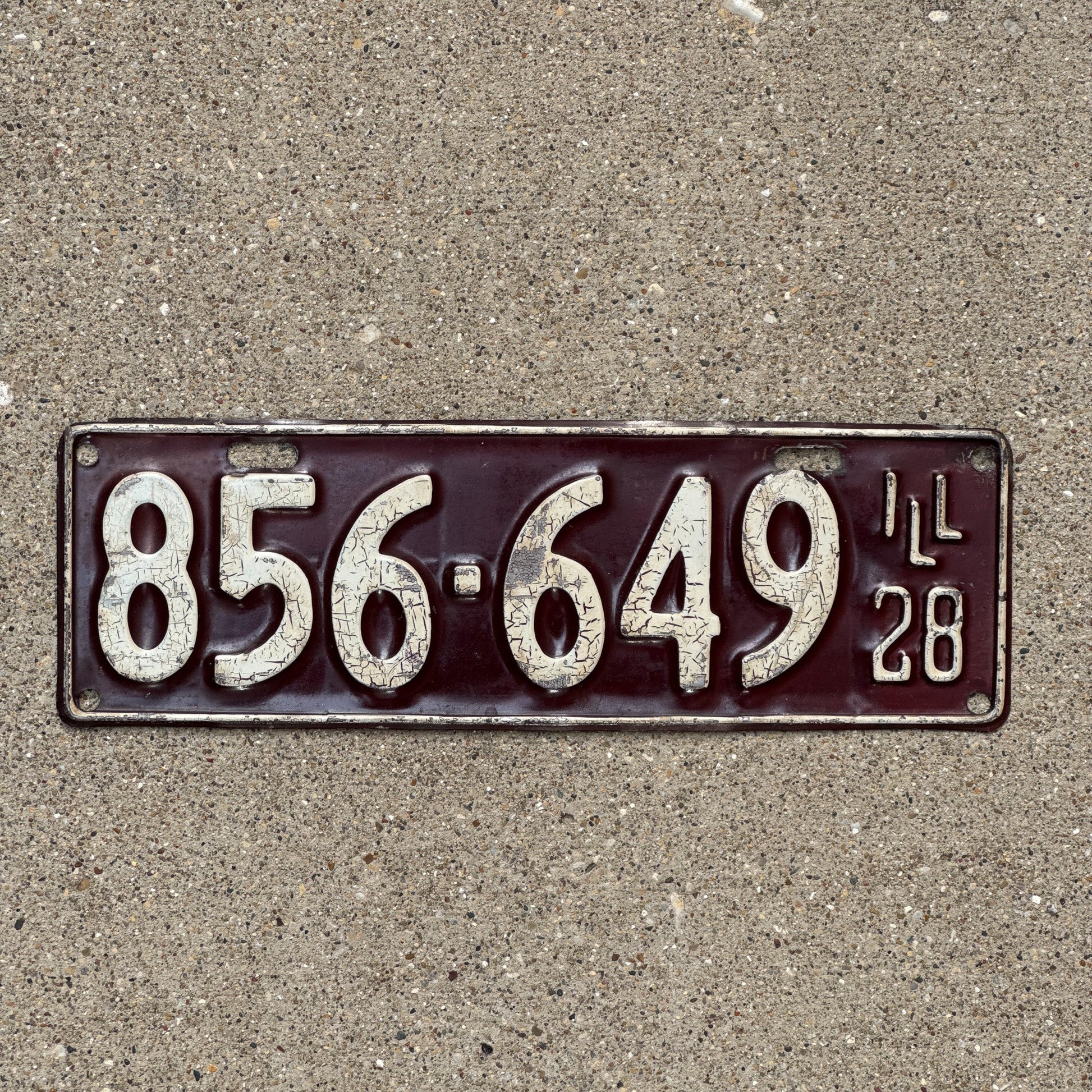 Photo of a 1928 Illinois License Plate Auto Tag Garage Decor Vintage 856 649