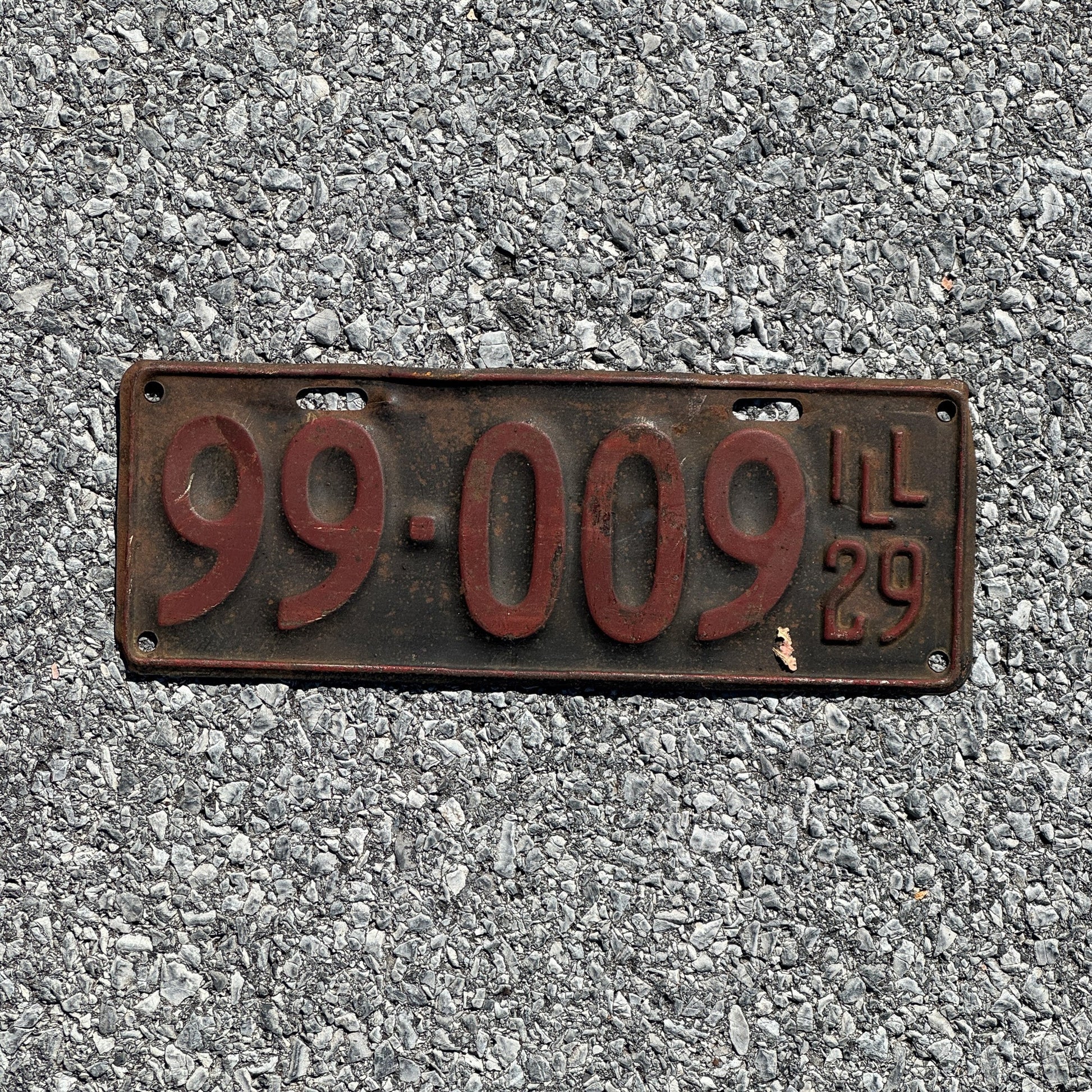 Photo of a 1929 Illinois License Plate Auto Tag Garage Decor Vintage Full House 99 009