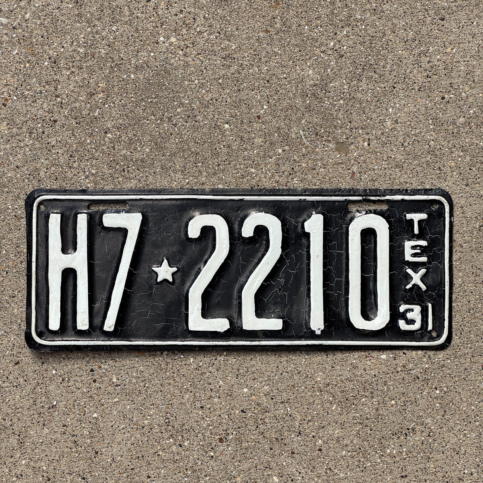 Photo of a 1931 Texas License Plate Auto Tag Garage Decor Vintage H7 2210