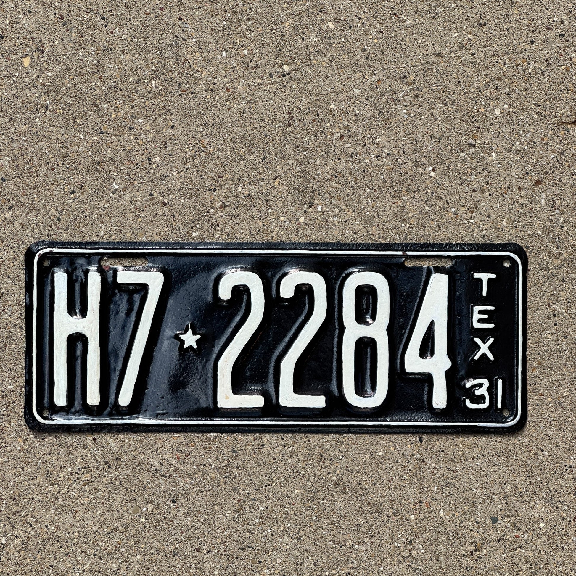 Photo of a 1931 Texas License Plate Auto Tag Garage Decor Vintage H7 2284