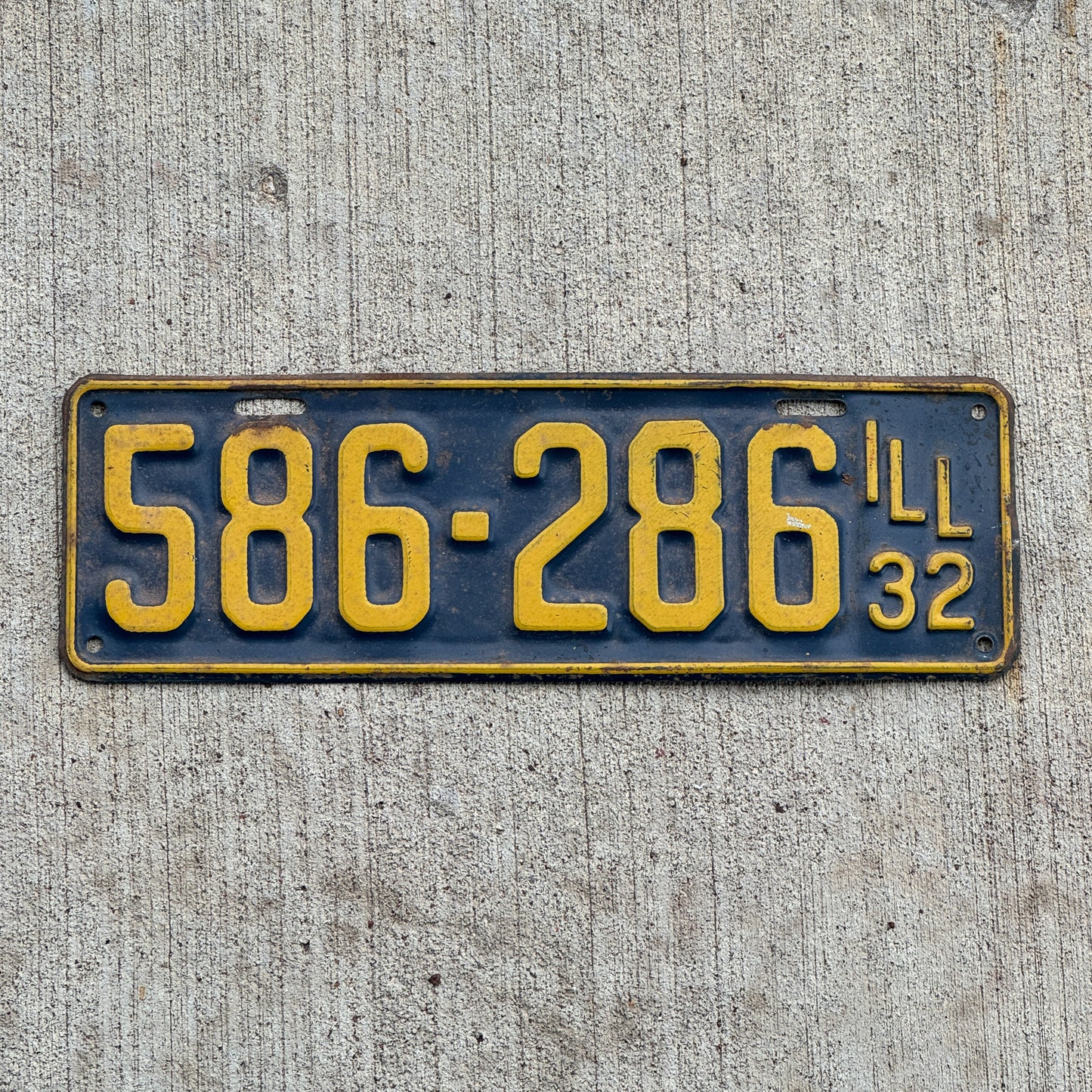 Photo of a 1932 Illinois License Plate Auto Tag Garage Decor Vintage 586 286 with original patina