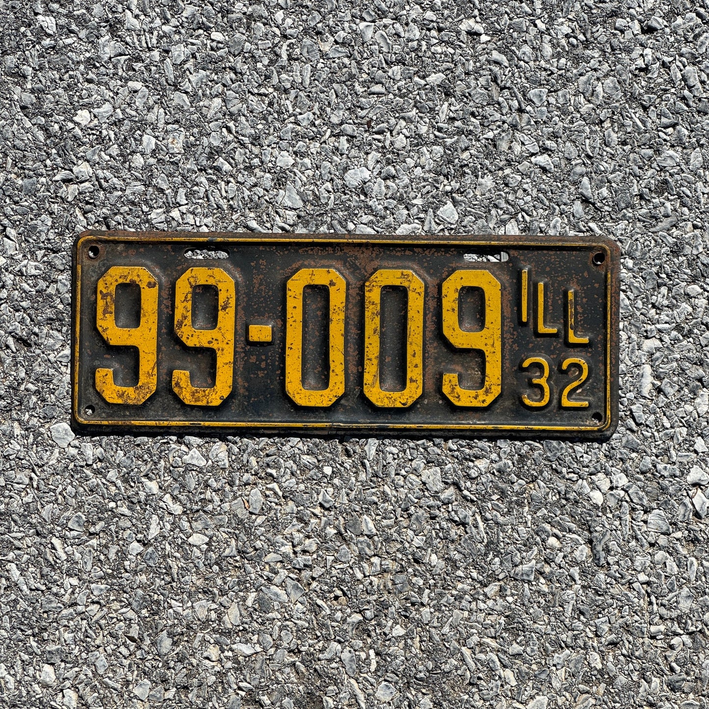 Photo of a 1932 Illinois License Plate Auto Tag Garage Decor Vintage Full House 99 009