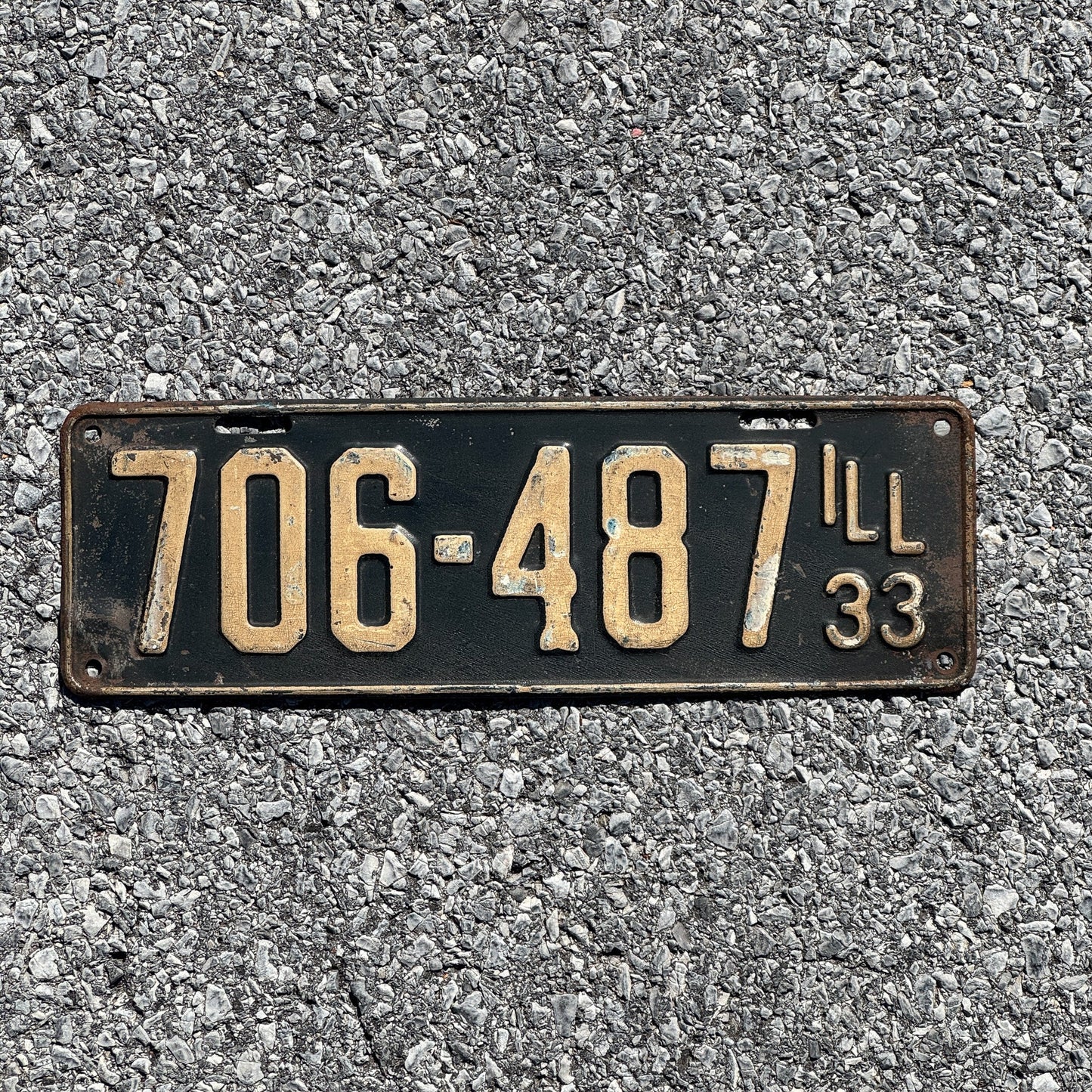 Photo of a 1933 Illinois License Plate Auto Tag Garage Decor Vintage 706 487