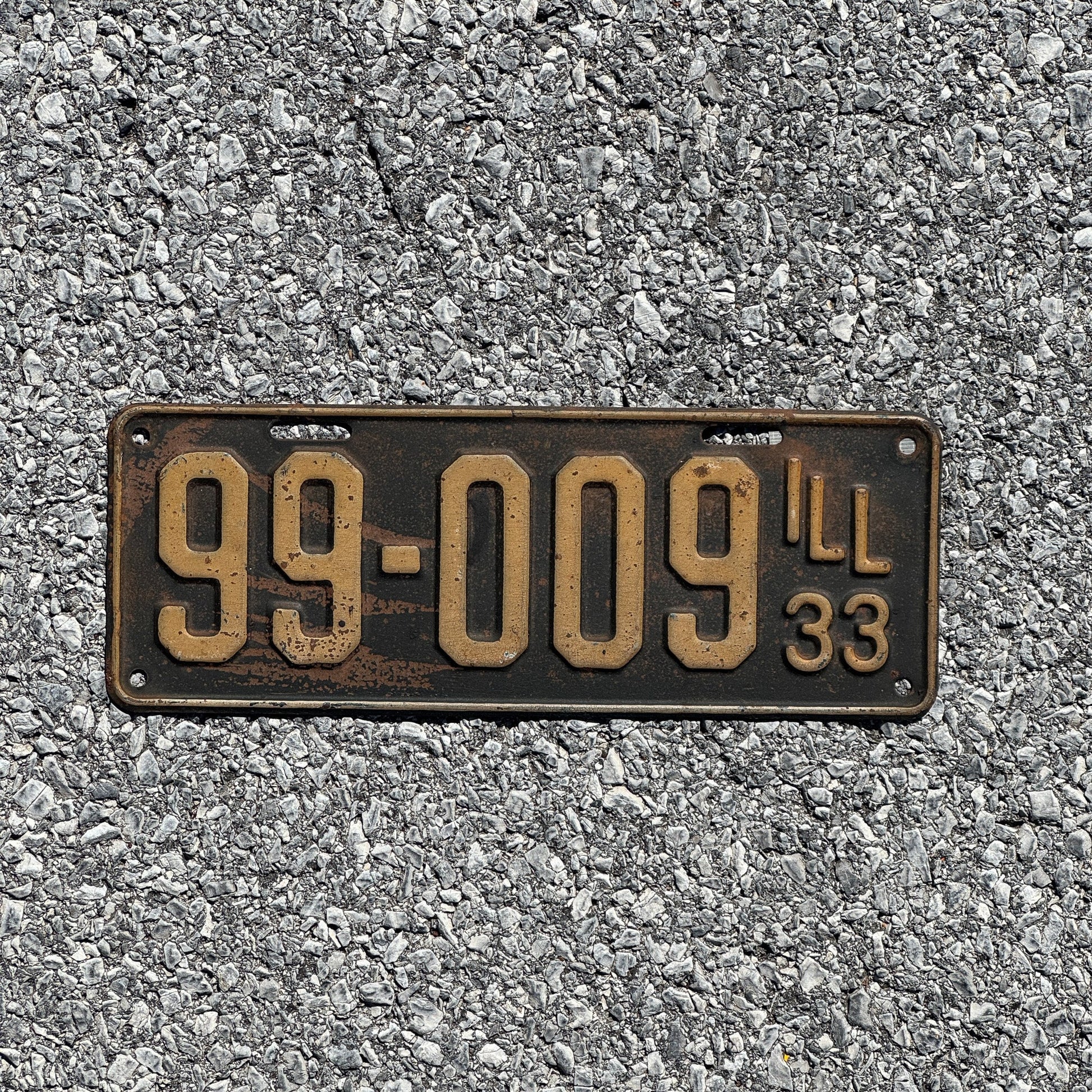 Photo of a 1933 Illinois License Plate Auto Tag Garage Decor Vintage Full House 99 009