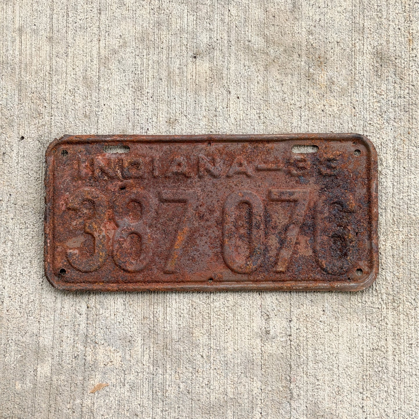 Photo of a 1933 Indiana License Plate Auto Tag Garage Decor Vintage 387 076 with original patina