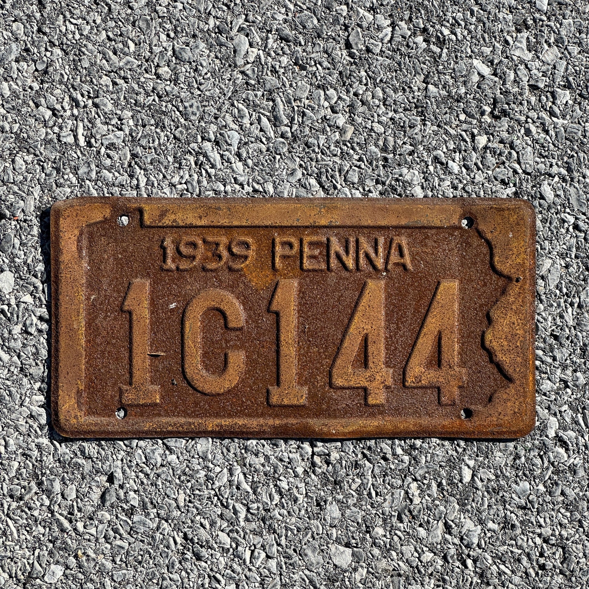 Photo of a 1939 Pennsylvania License Plate Auto Tag Garage Decor Vintage 1C144
